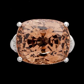 952. RING, pinkish-brown topas, 28.52 cts, and brilliant cut diamonds, 0.88 cts.