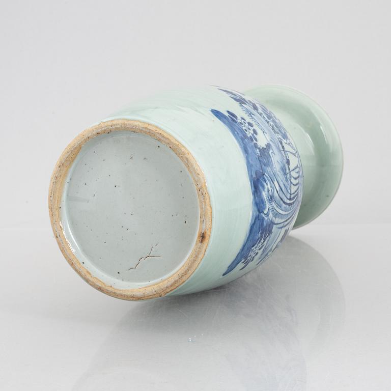 A Chinese porcelain vase, Qing dynasty, second half of the 20th Century.