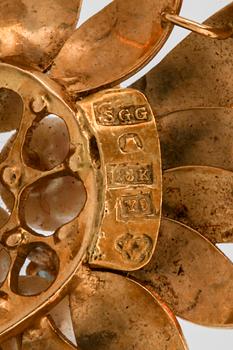 Brosch 18K guld med odlade pärlor ca 7 mm och safirer, bredd ca 4,5 cm, Sengels Guldsmedja Stockholm 1973.