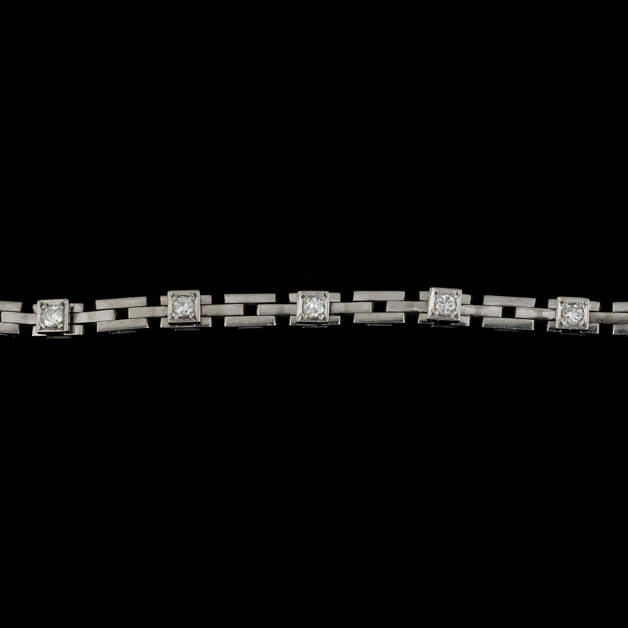 ARMBAND, 18k vitguld med 5 briljantslipade diamanter, tot ca 0,15 ct. Vikt ca 11,8 gram.