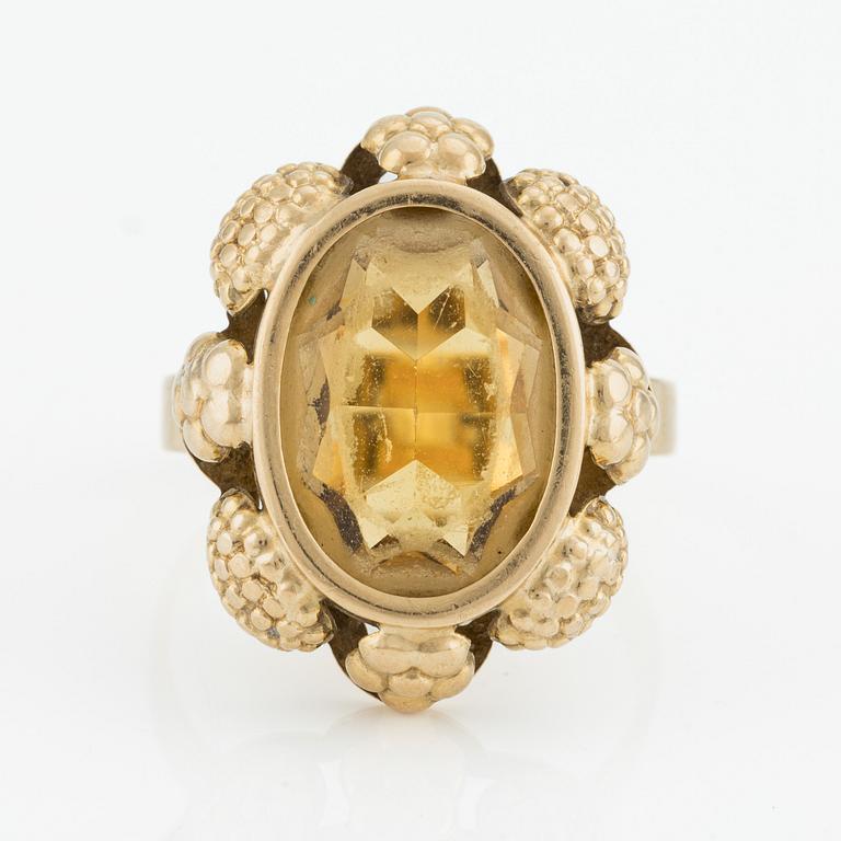 Ring, 18K gold with yellow glass stone.
