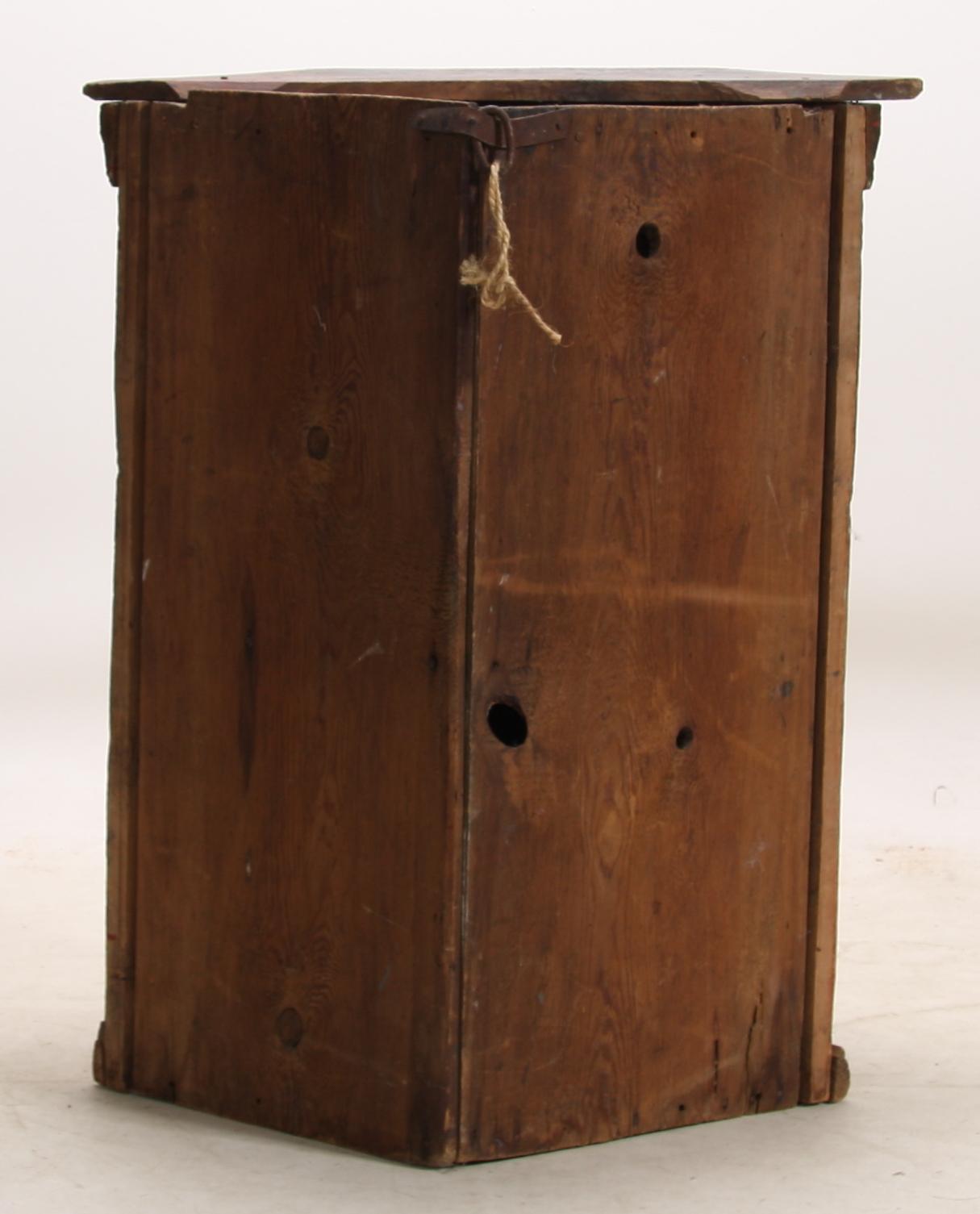HÖRNSKÅP, allmoge, bär dat 1797.