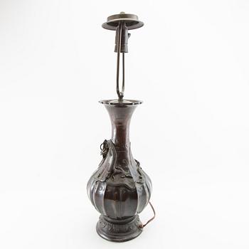 Bordslampa Kina 1900-talets första hälft patinerad brons.