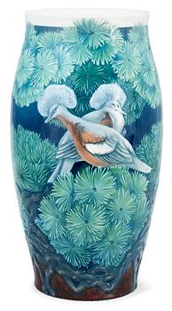 884. An Effie Hagerman-Lindencrone porcelaine vase, Bing & Gröndahl.