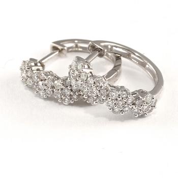 ÖRHÄNGEN, ett par, 18k vitguld med briljantslipade diamanter, totalt 0.63 ct. Vikt 3 g.