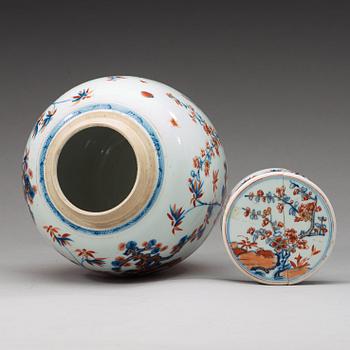 An imari jar with cover, Qing dynasty, 18th Century.