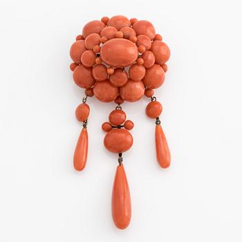 Brooch with round corals and clasps with drop-shaped coral.