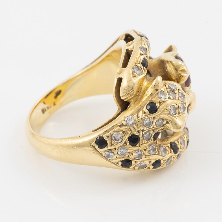 Ring in 18K gold set with round brilliant-cut diamonds, in the form of a feline.