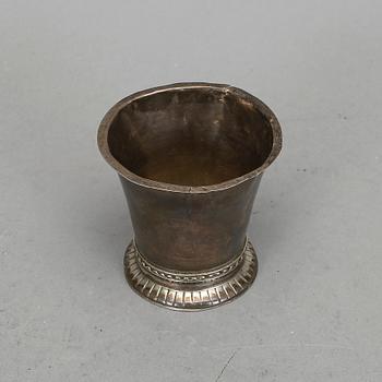 BÄGARE, silver. J.P. Modin, Sundsvall, omkring 1800. Vikt ca 22 gram.