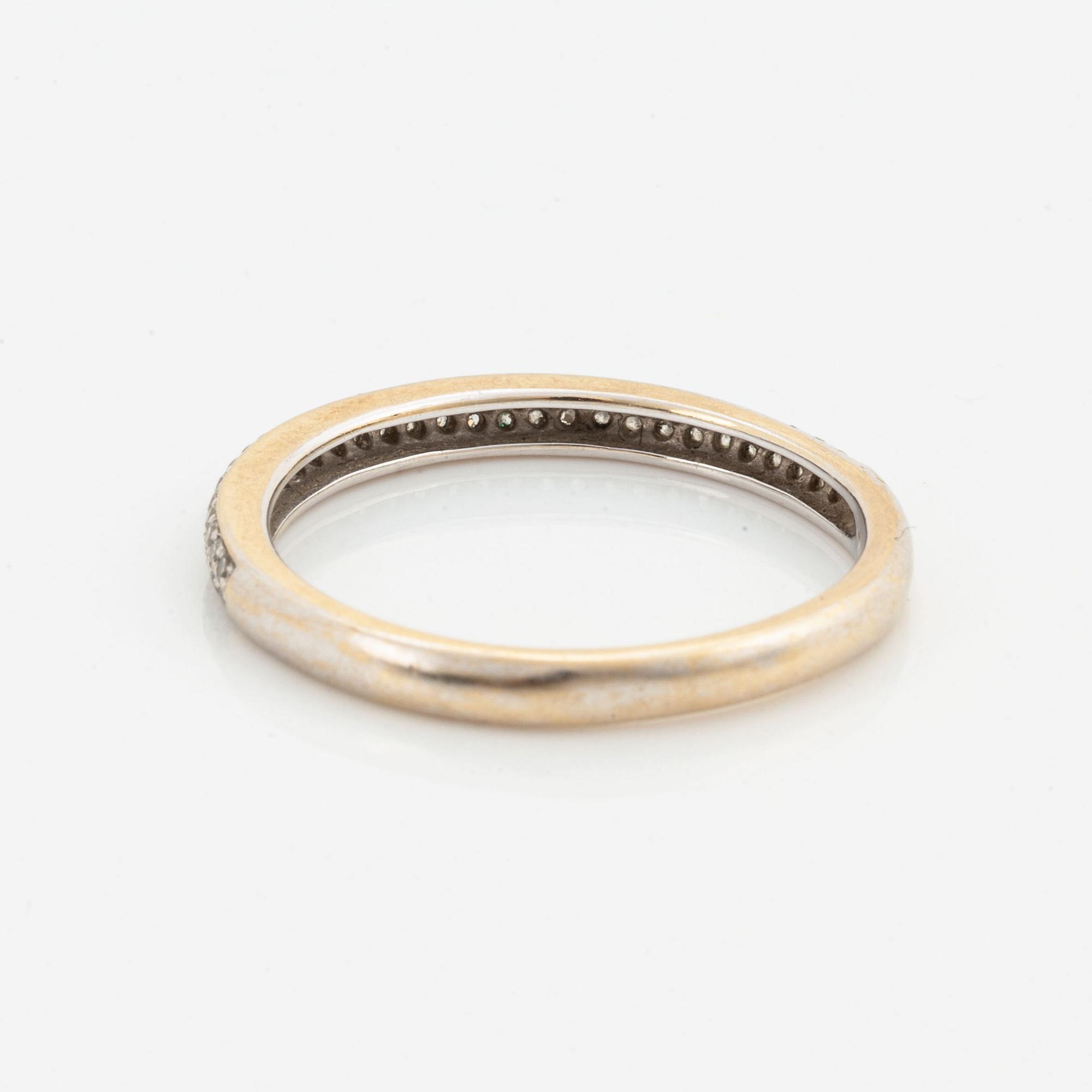 18K gold and small brilliant-cut diamond ring.