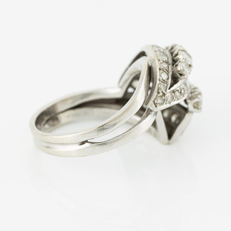 Ring in white gold with brilliant and octagon-cut diamonds.