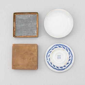 Two boxes with covers, a pair of dishes and a cup, part Qing dynsaty, 19th and 20th century.