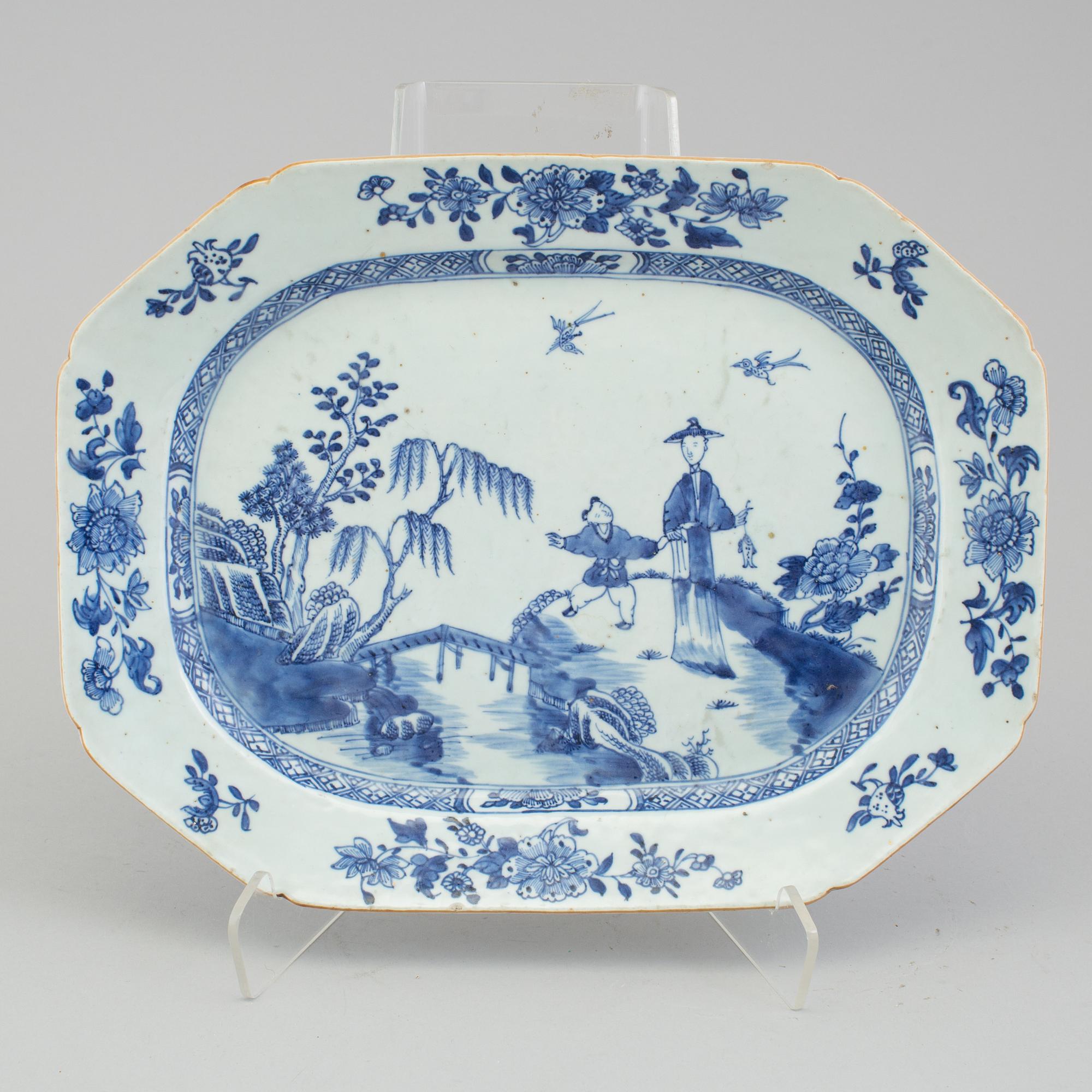 A beautiful Chinese blue and white porcelain figural platter, Qing dynasty, Qianlong (1736-95).