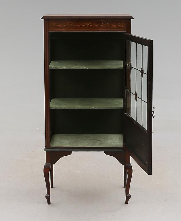 VITRINSKÅP, England, 1900-talets första hälft.