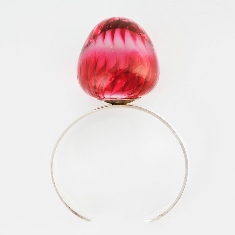 Sigurd Persson, a sterling silver bangle crowned with a strawberry coloured glass ball, Stockholm 1995.