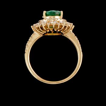 RING, 18k guld med ovalslipad smaragd 1.74 ct samt briljantslipade diamanter 0.73 ct. Vikt 3,7 g.