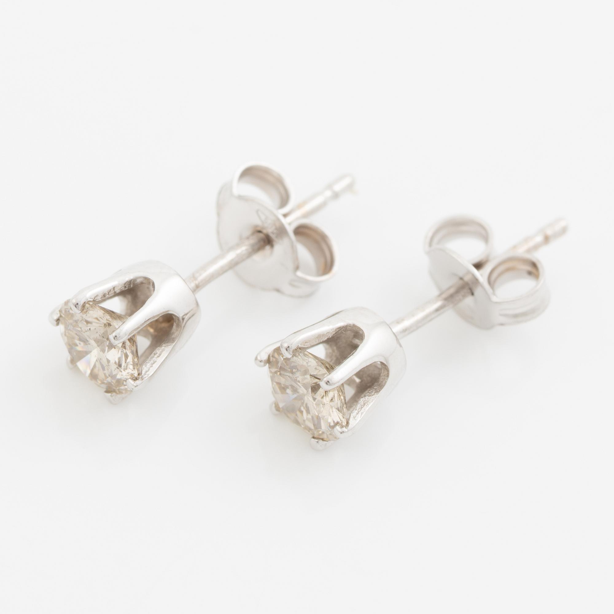 Örhängen, ett par, 14K vitguld med bruntonade briljantslipade diamanter.