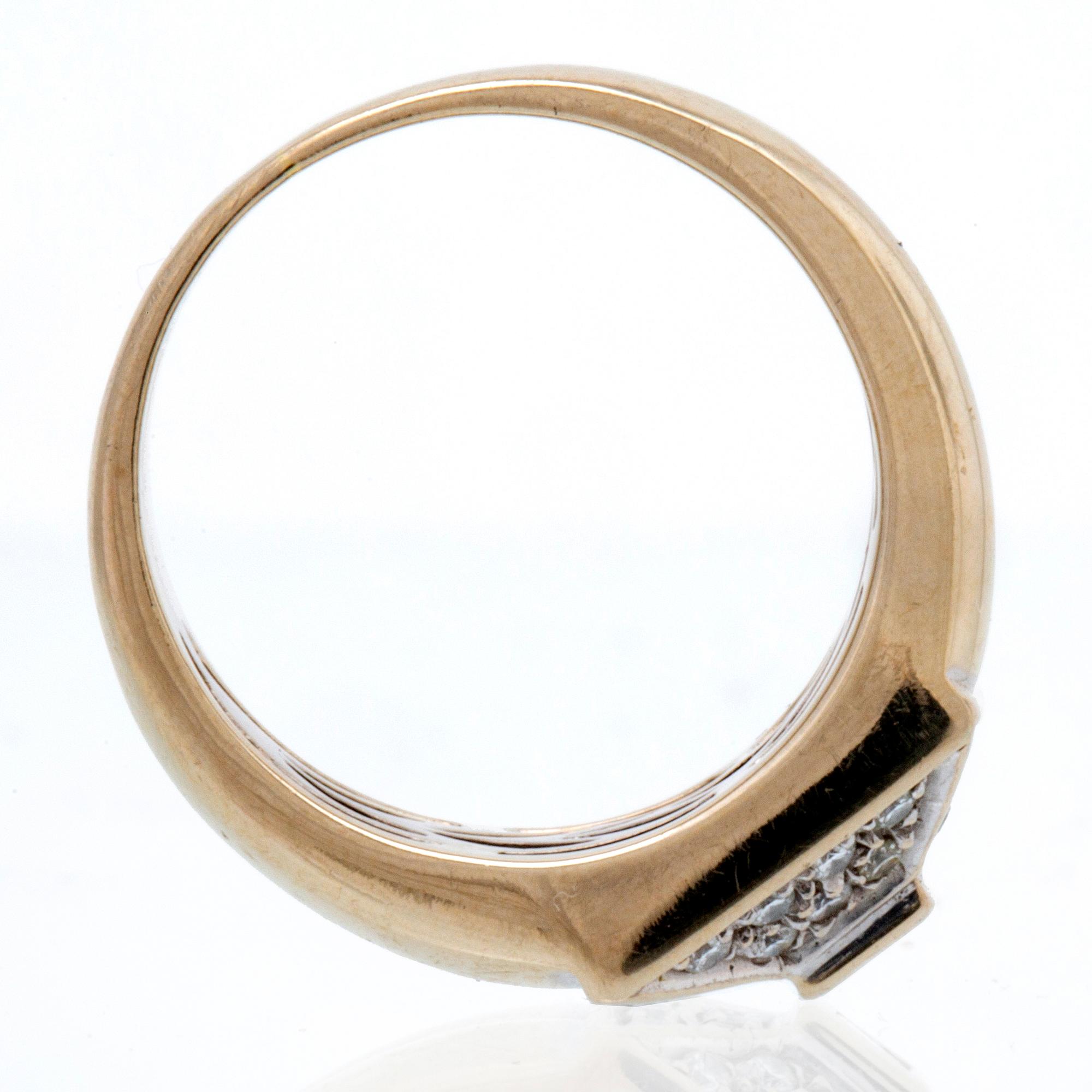 Ring 18K vitguld med 1 princesslipad diamant och briljanter ca 0,40 ct totalt, bredaste del ca 10 mm.