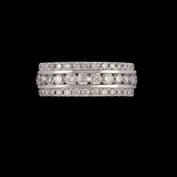 RING, 18k vitguld med 89 briljantslipade diamanter, totalt 3.18 ct. Vikt 8 g.