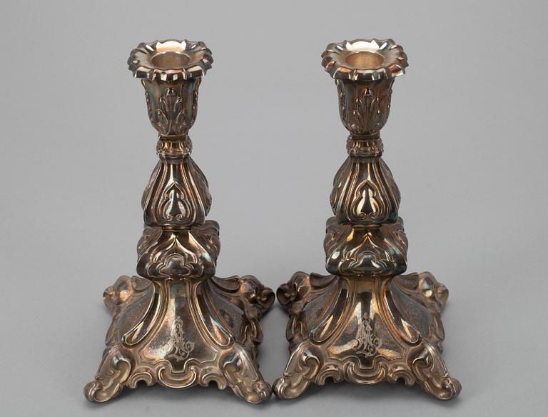 LJUSSTAKAR, ett par, silver. Auran Kultaseppä, Åbo 1988.