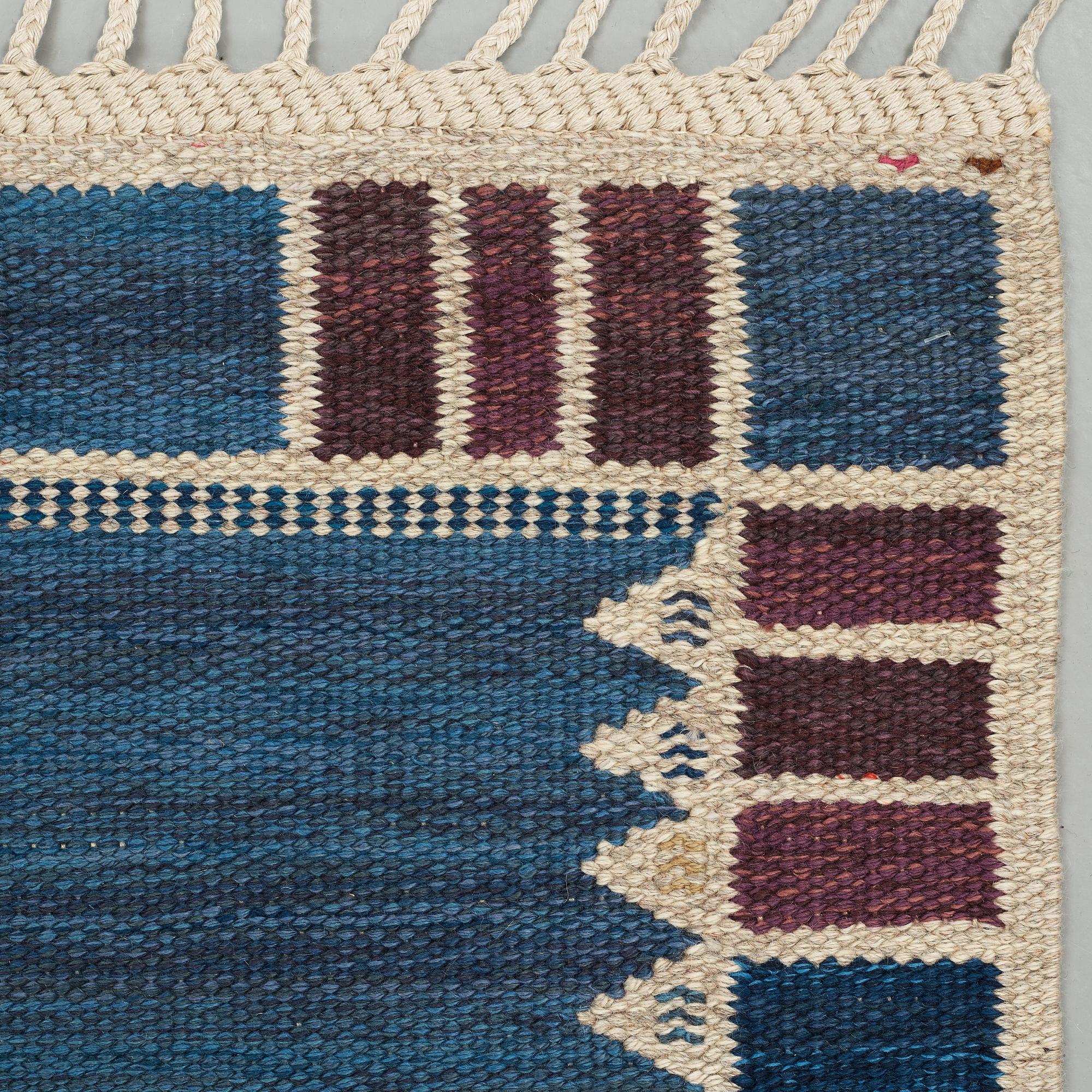 Barbro Nilsson, MATTA, "Salerno blå med enkel bård", rölakan, ca 259,5 x 203,5 cm, signerad AB MMF BN.