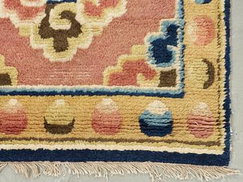 A MEDITATION RUG, ANTIQUE NINGXIA. China, late Qing. 122 x 62,5 cm.