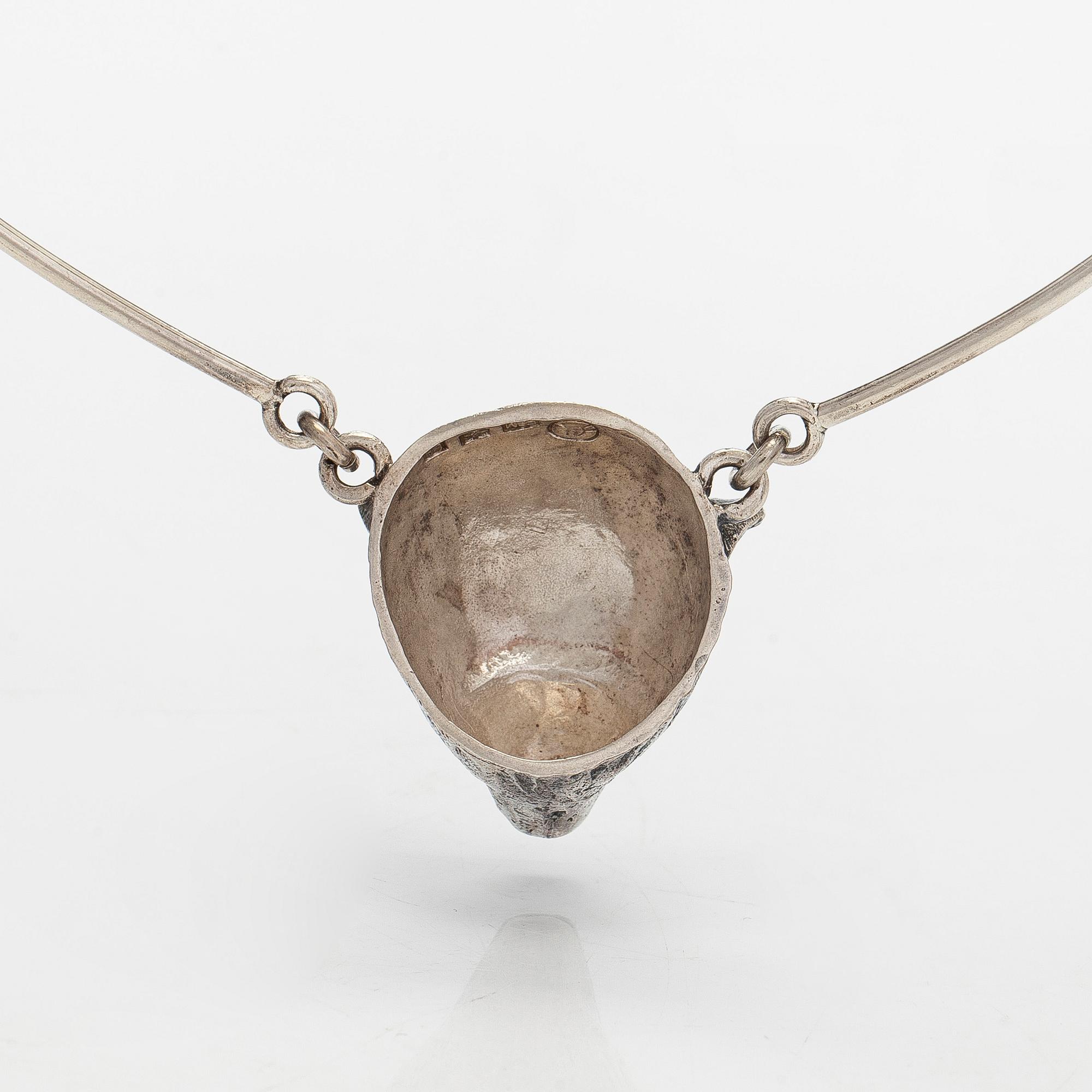 Eila Minkkinen, kaulakoru, karhu, sterlinghopea, 2017.