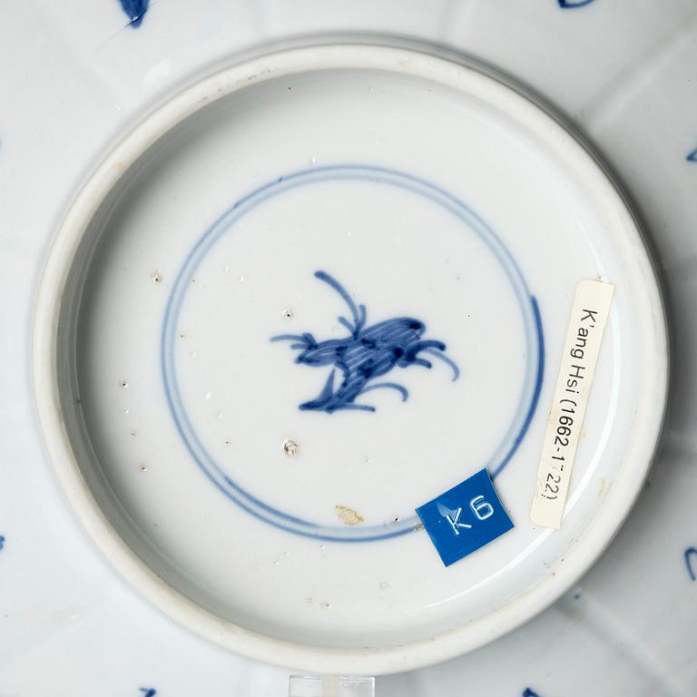A blue and white 'floral' bowl, Qing dynasty, Kangxi (1662-1722).