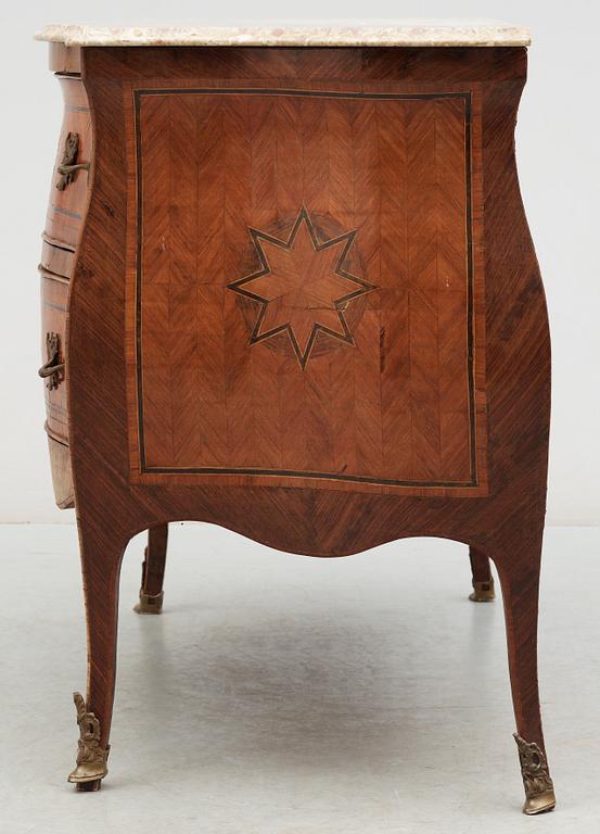 BYRÅ, italiensk rokokostil, 1900-tal.