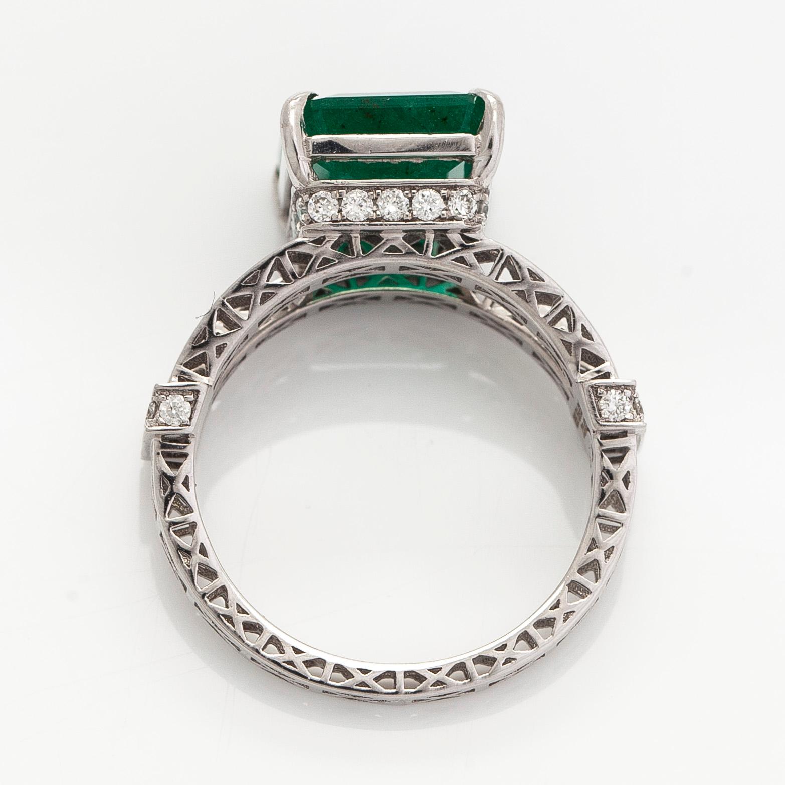 Ring, 14K vitguld, med smaragdslipad smaragd samt diamaner. IGI sertifikat medföljer.