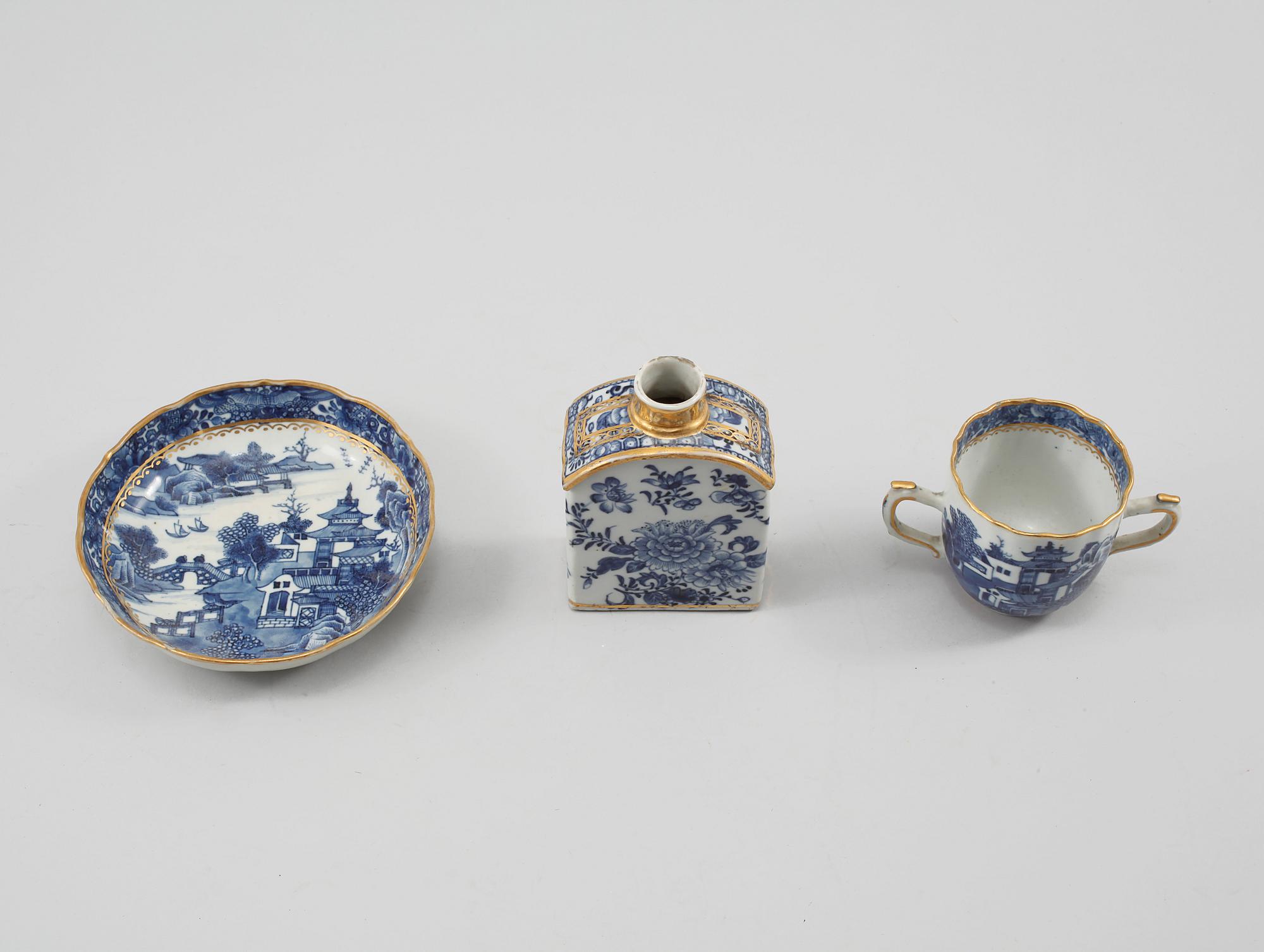 TEDOSA samt KOPP MED FAT, porslin, Kina, 1700-tal.