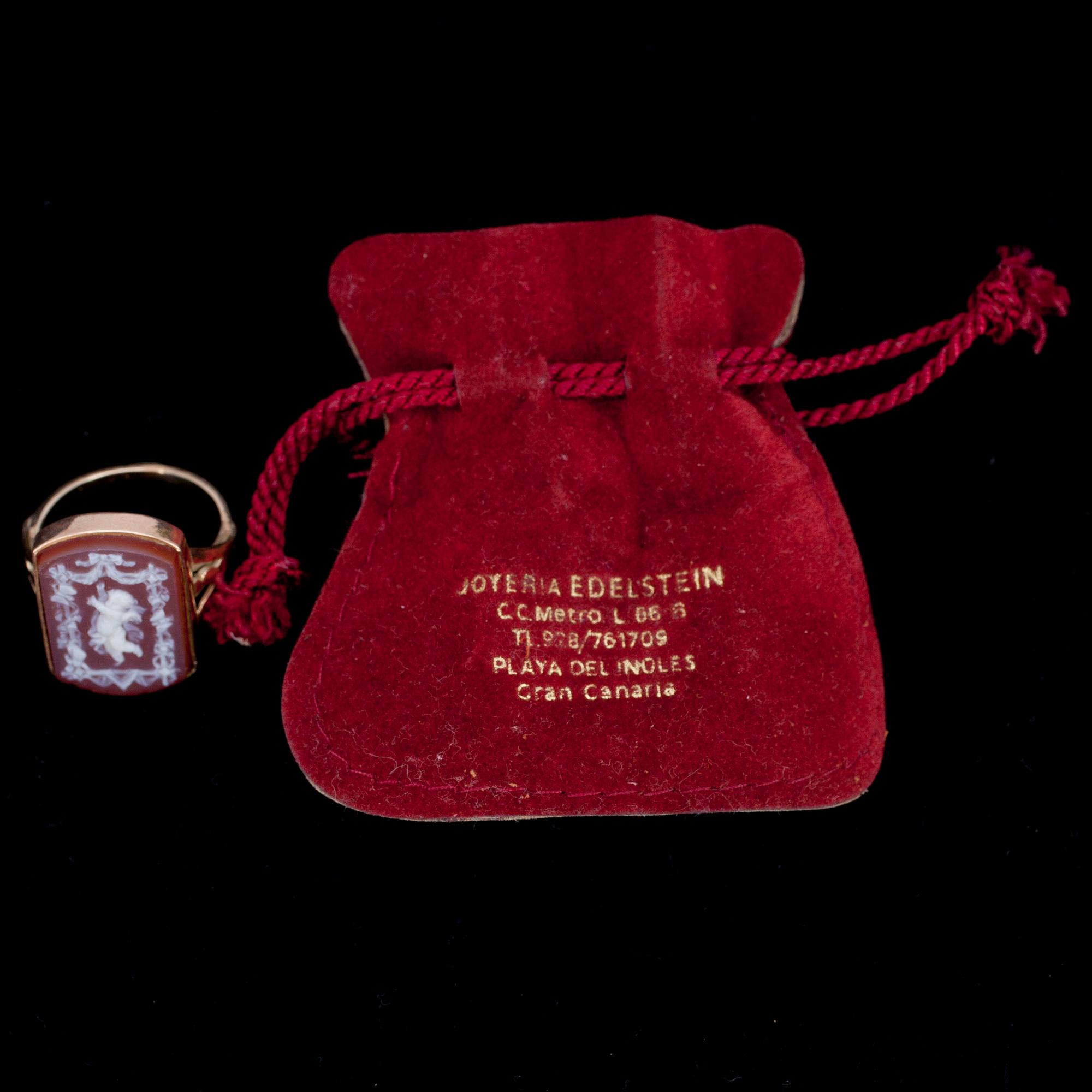 RING MED KAMÉ, guld, sent 1800-tal.
