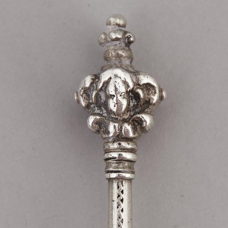 A silver table spoon and a vodka spoon, 18th/19th century.