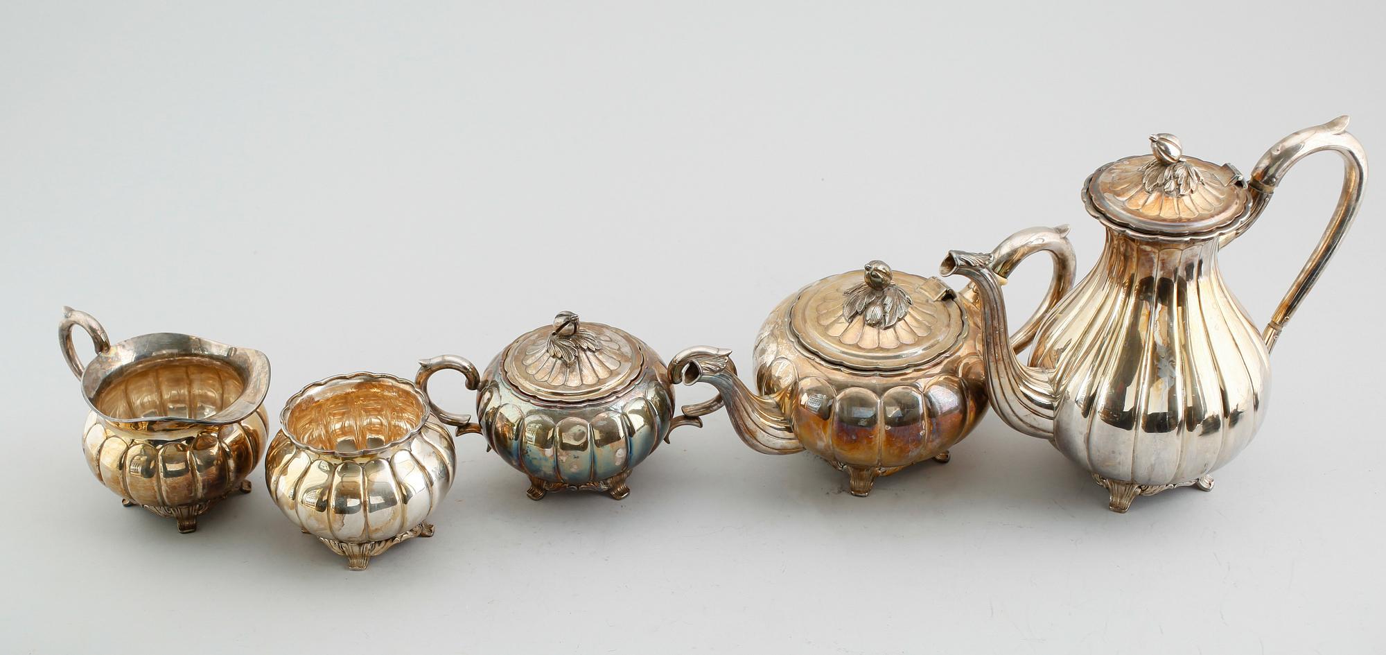 TE- OCH KAFFESERVIS, 5 delar, silver, 1900-talets första hälft. Vikt ca 2180 gram.