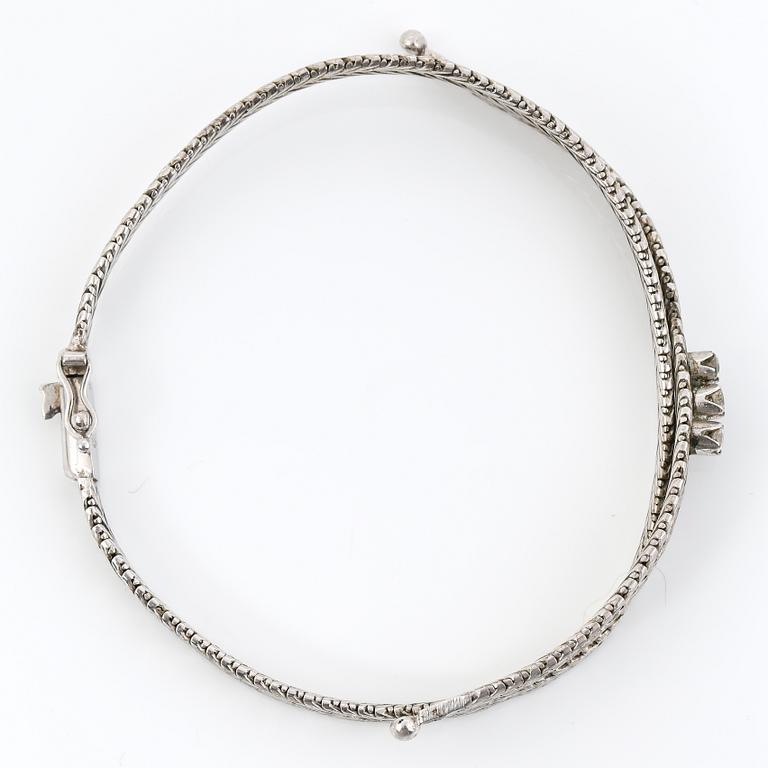 ARMBAND, 18K vitguld med 3 briljantslipade diamanter, tot ca 0,20 ct. Vikt 17,99 g.