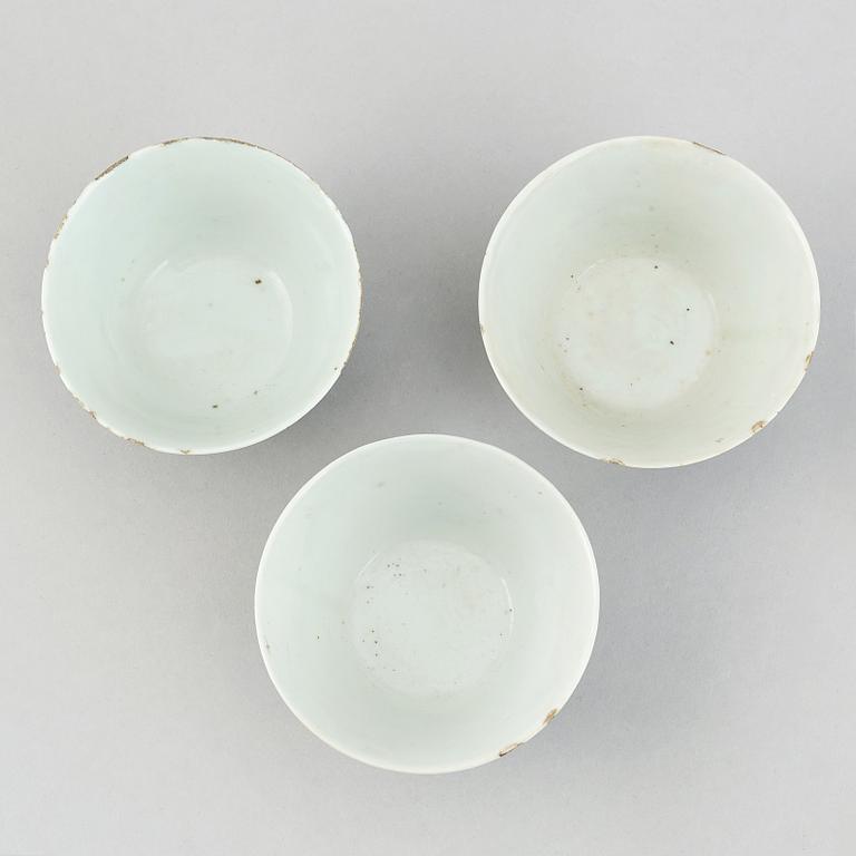 Koppar, tre stycken, porslin. Qingdynastin, 1700-tal.