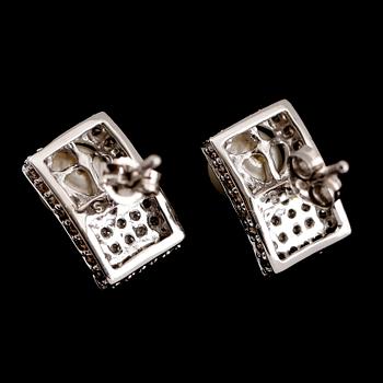 ÖRHÄNGEN, 1 par, 18 k vitguld, briljantslipade diamanter tot ca 0.75 ct, odlade pärlor.