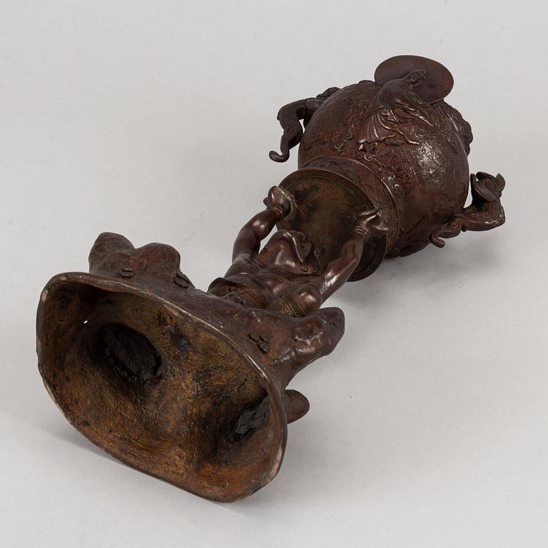 A Japanese bronze censer, Meiji period (1868-1912).