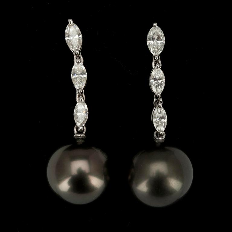 ÖRHÄNGEN, platina, diamanter tot. 0,60 ct, odlade pärlor. 1900-talets slut.