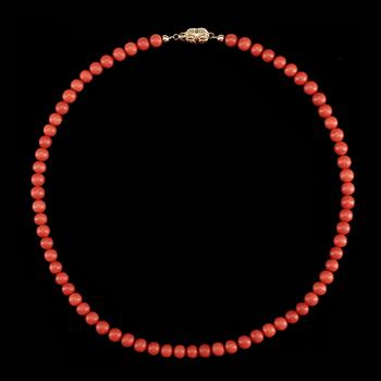 COLLIER, röd korall med lås i 18 k guld.