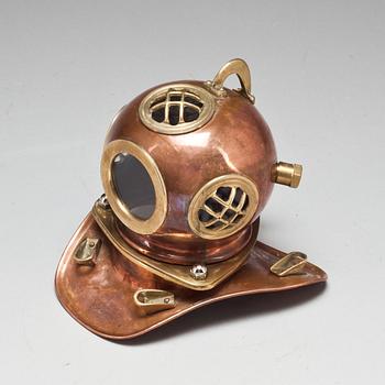 DYKARHJÄLM, modell. 1900-talets andra hälft.