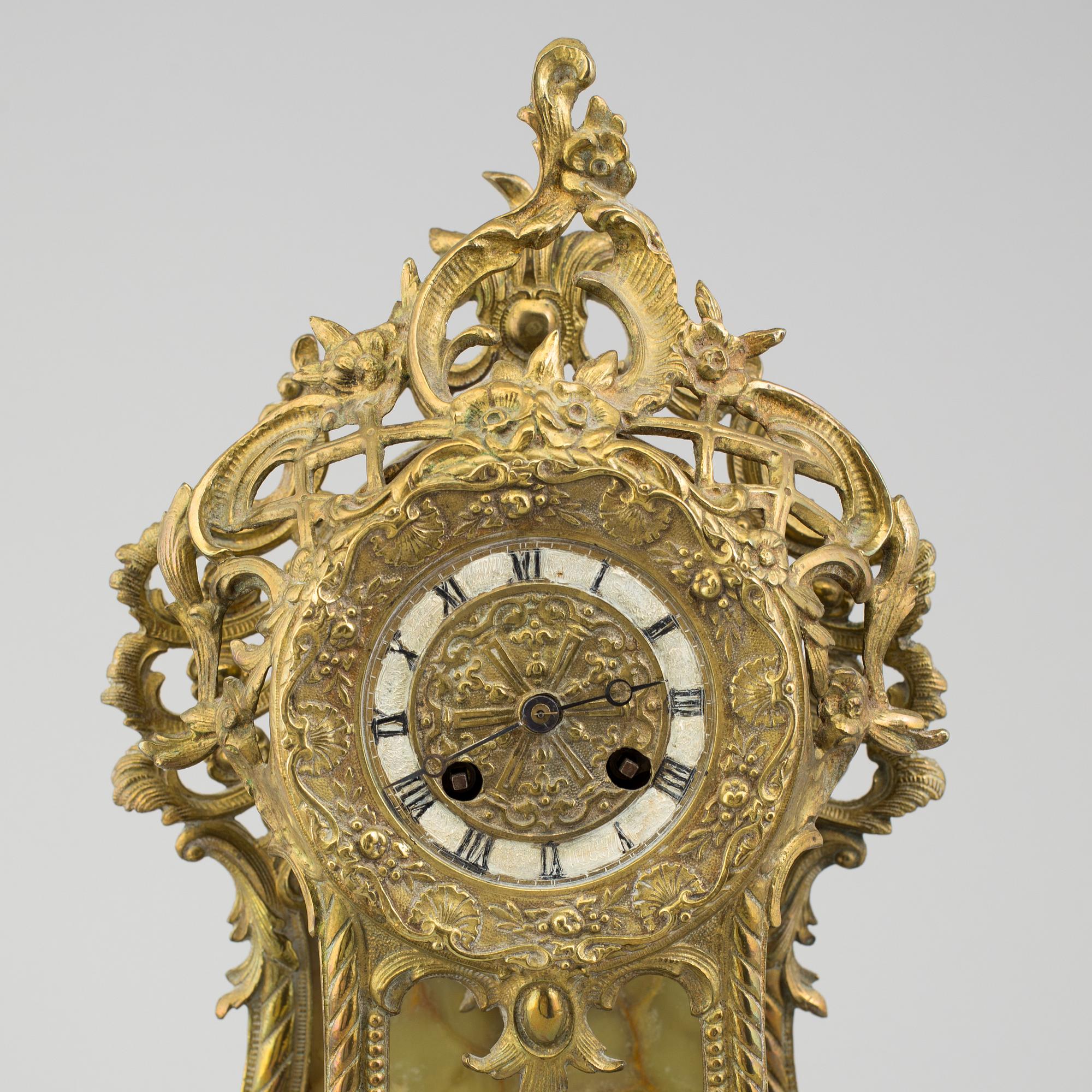 A LOUIS XV-STYLE MANTLE CLOCK, early 20th century.
