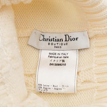 Christian Dior, a set with a pair of wool gloves and a knitted hat.