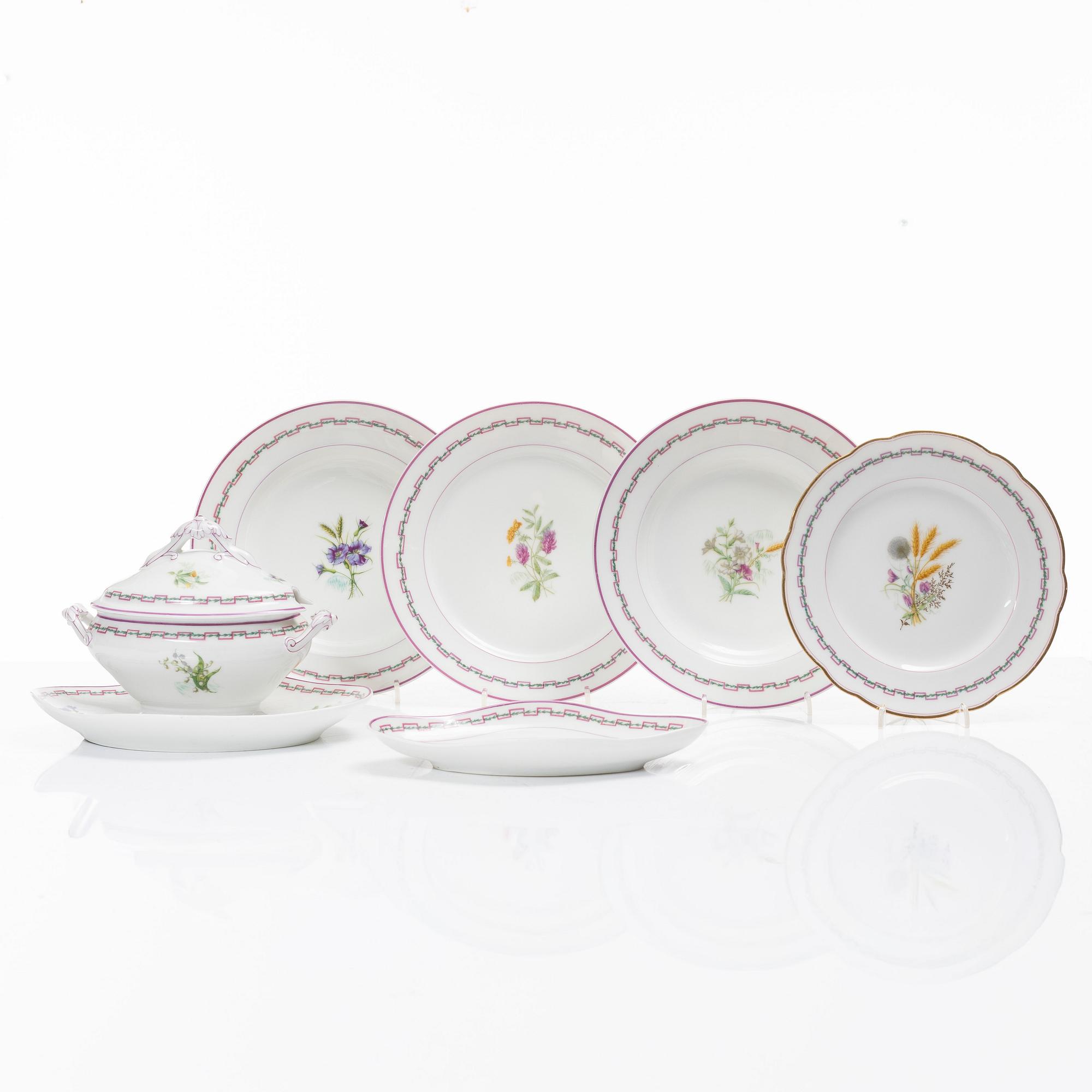 A 106-piece dinner service, circa 1900.