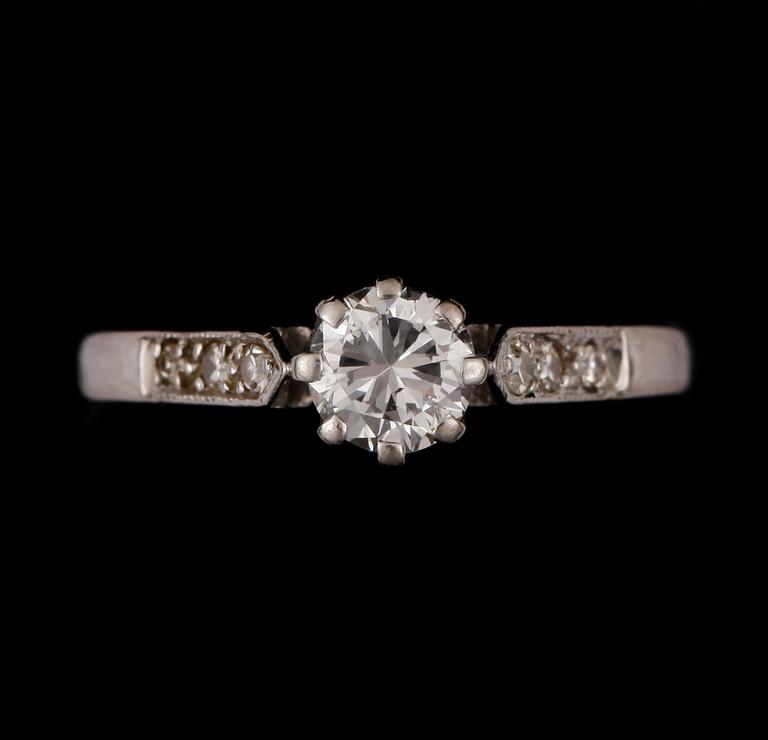 RING, platina med diamanter ca0,45ct + tot ca0,06ct. Vikt 2,8g.