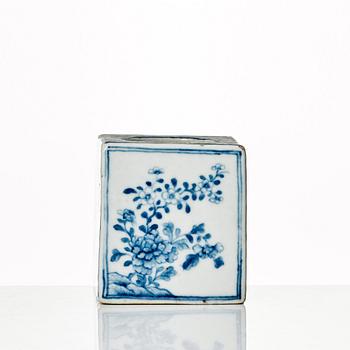 A blue and white ink holder, Qing dynasty, Qianlong (1736-95).