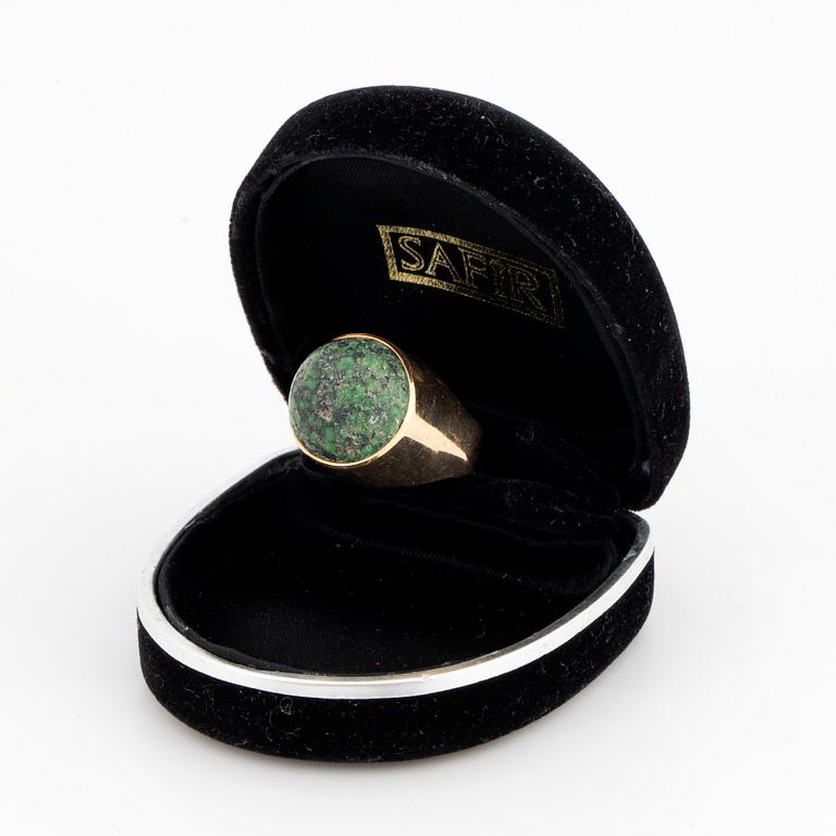 An 18K gold Stigbert ring.