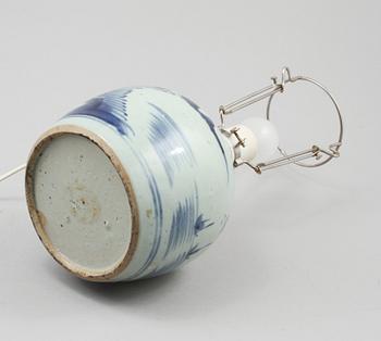 BORDSLAMPA, porslin, Kina, 1800- och 1900-tal.