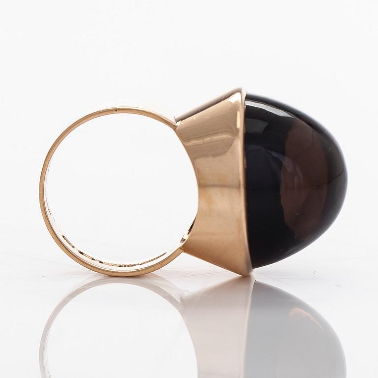 Kaunis Koru, 14K gold ring and cabochon-cut smoky quartz. Toivo J Toponen, Helsinki 1964.