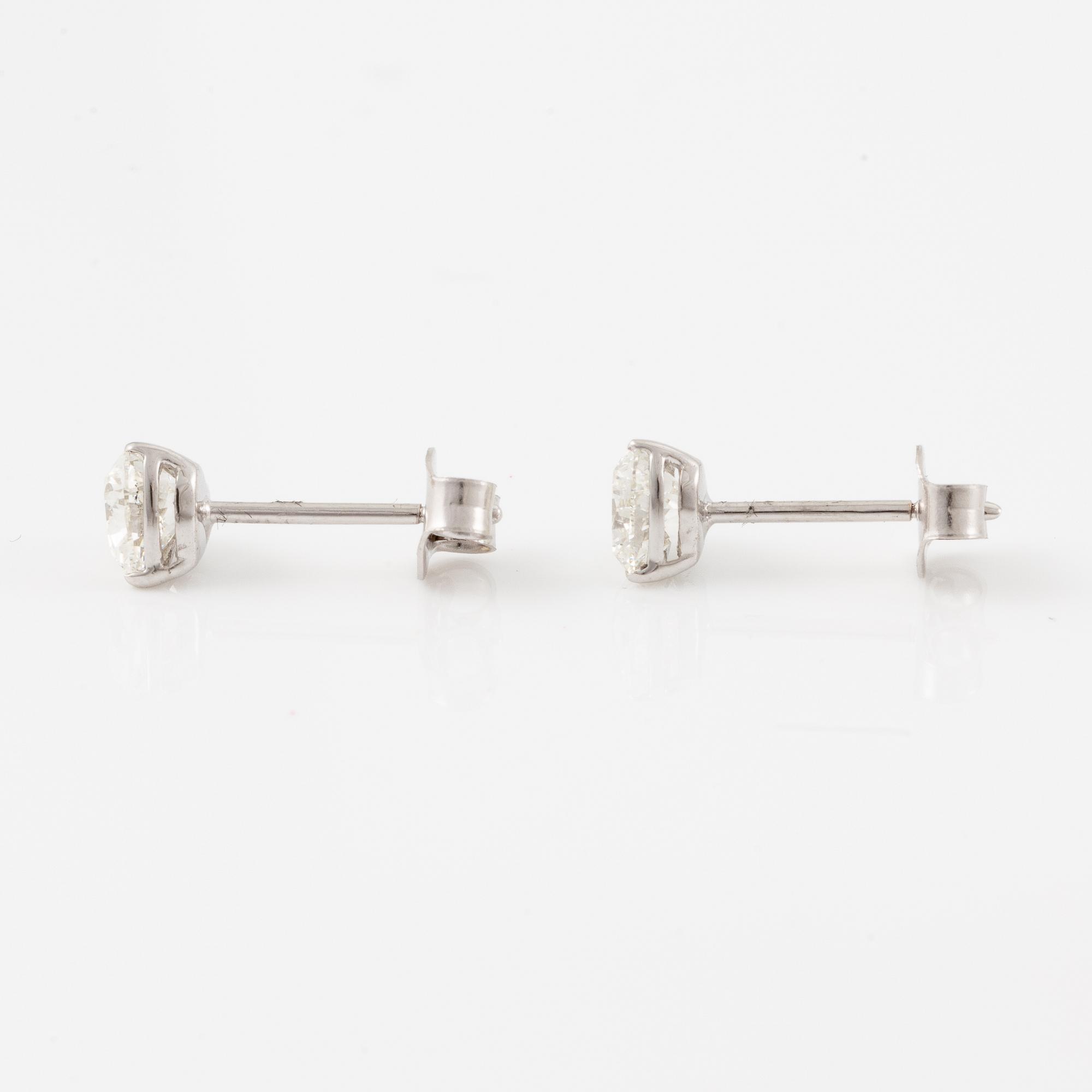 Earrings, 18K white gold set with heart-shaped brilliant-cut diamonds totalling 1 ct, accompanied by GIA dossier.